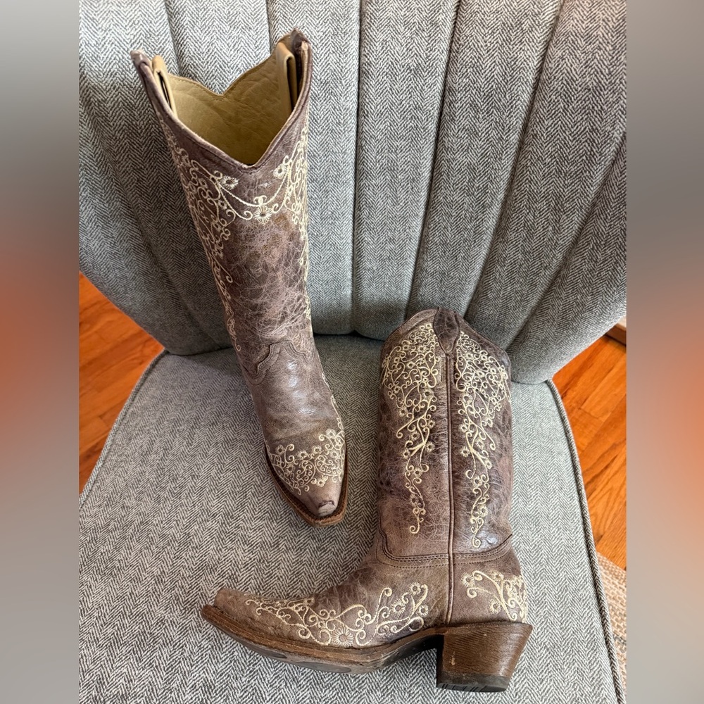 Corral Cream Floral Handcrafted Boots
Like New Condition!!